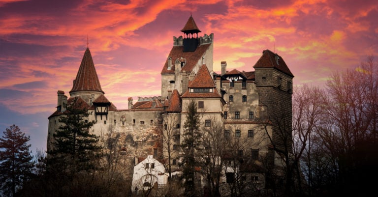 Castillo de Drácula se transforma en centro de vacunación
