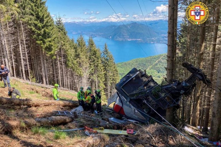 Nueve muertos al estrellarse teleférico en Italia