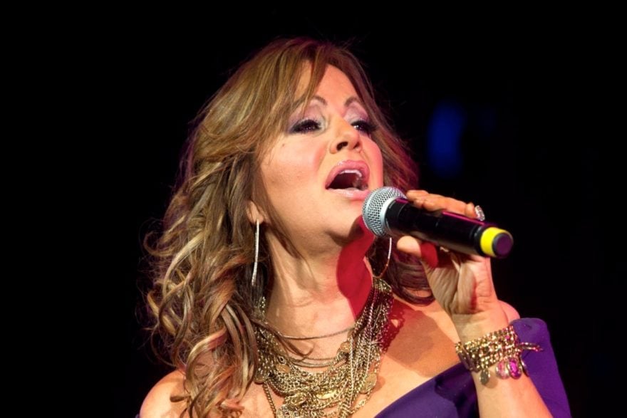 Fanáticos enloquecen al encontrarse a Jenni Rivera ‘resucitada’ en la calle (VIDEO)