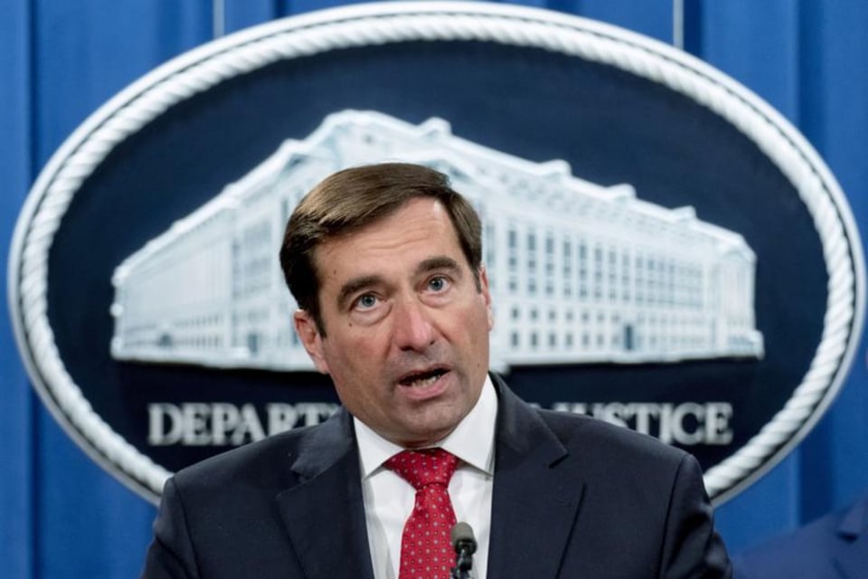 Renuncia máximo funcionario de Justicia de EEUU por espionaje