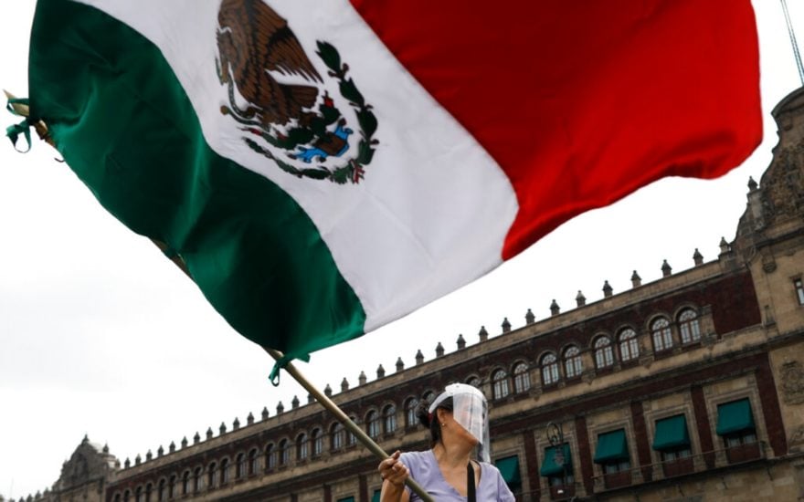 Le niegan su diploma a otra estudiante por traer la bandera de México