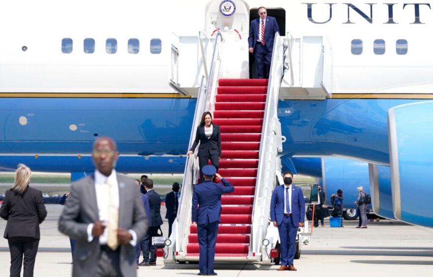 Devuelven avión de Kamala Harris por problema técnico tras su despegue hacia Guatemala