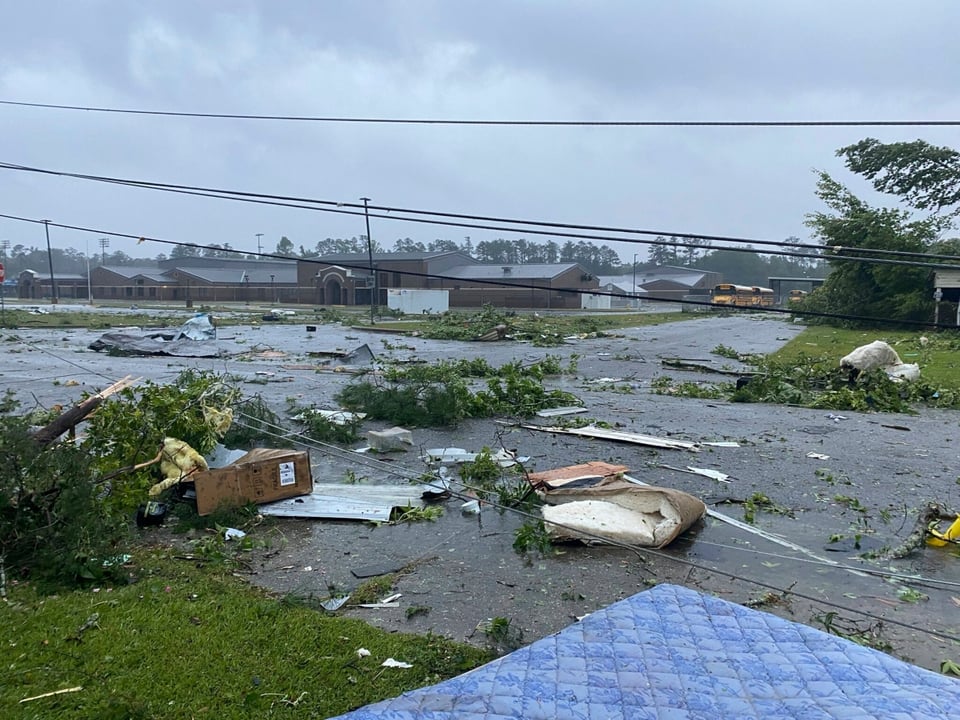 Tormenta Claudette: confirman dos muertos por caída de enorme árbol