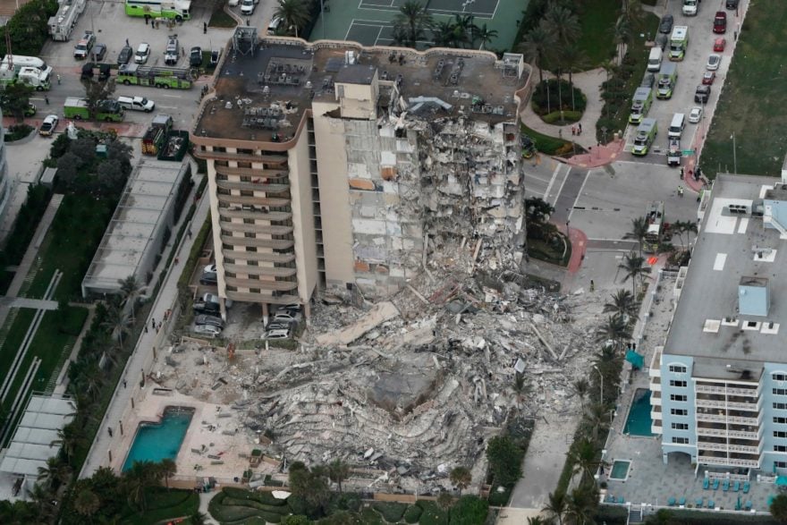Derrumbe de edificio: Biden aprueba declaración de emergencia y ahora van 3 muertos y 99 desaparecidos
