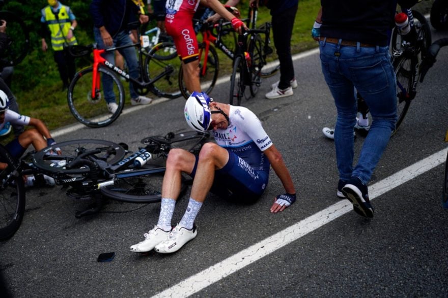 Fanática provoca masivo accidente en Tour de Francia