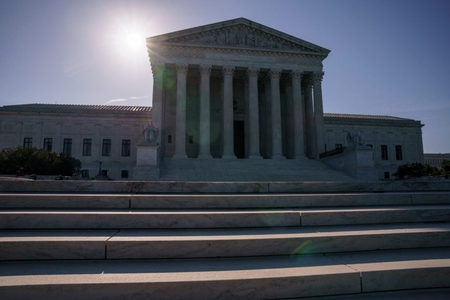 Corte Suprema falla que deportados que regresan ilegalmente deben quedar detenidos