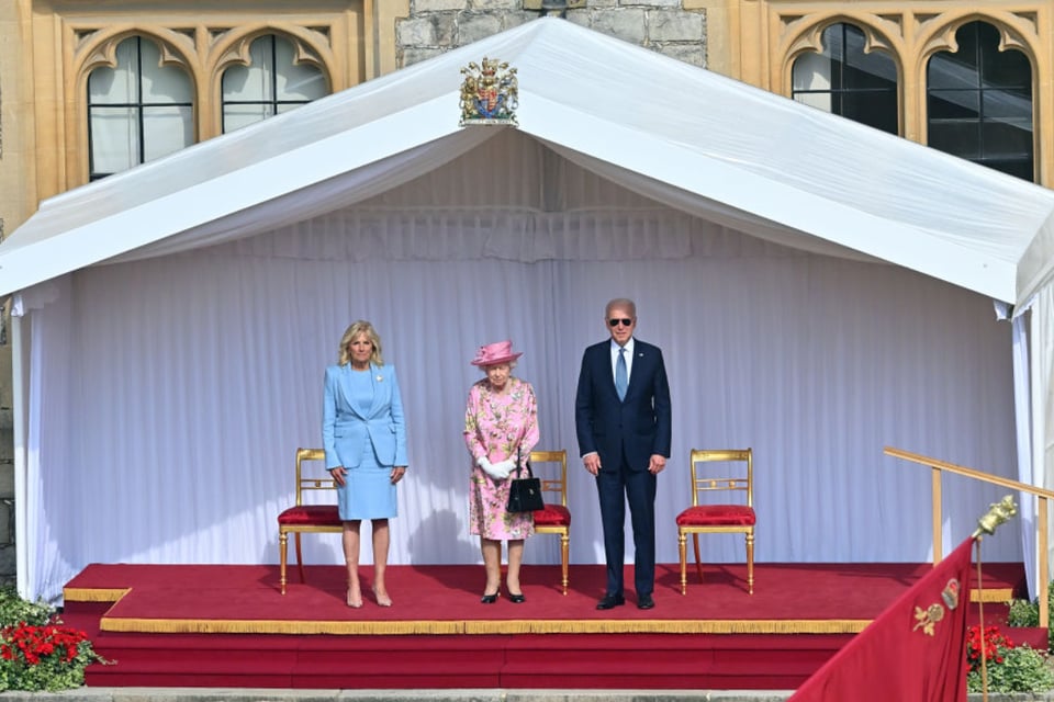 Acusan a Biden de violar el protocolo durante su visita a la reina Isabel