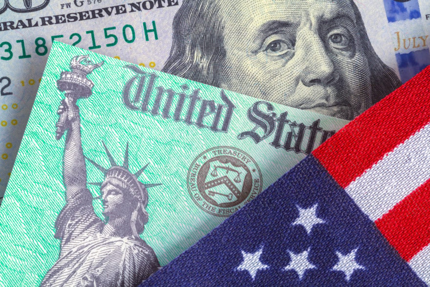 Comienzan a mandar cheques de $1000 dólares a maestros en EEUU