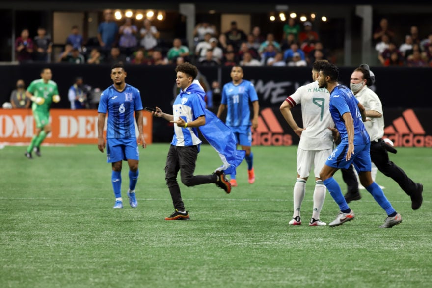 Crónica: Hondureño que ingresó a la cancha se mete en tremendo lío