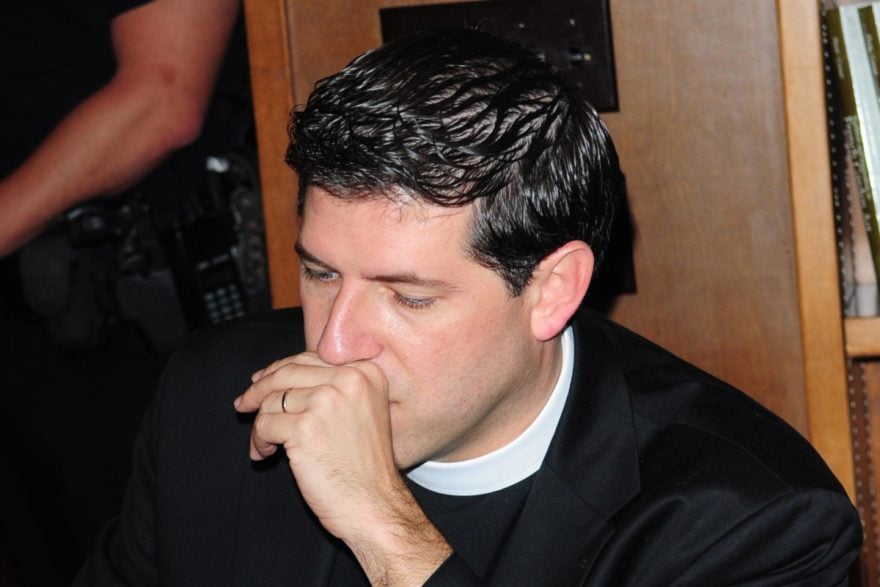 El Padre Alberto pide oraciones tras colapso de edificio en Miami
