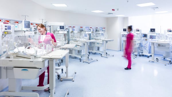 Nacen diez bebés de vientre de una mujer y hoy luchan por su vida en hospital