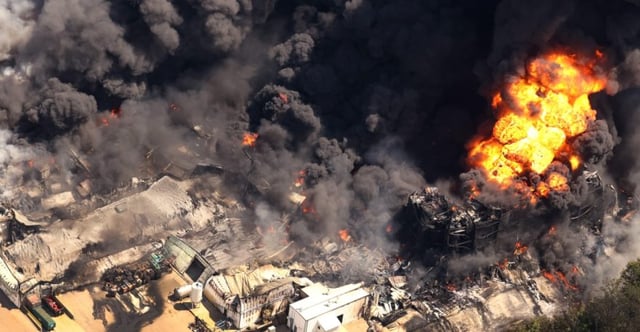 Evacúan a 1,000 hogares por explosión de baterías de litio en una antigua fábrica de papel en Illinois