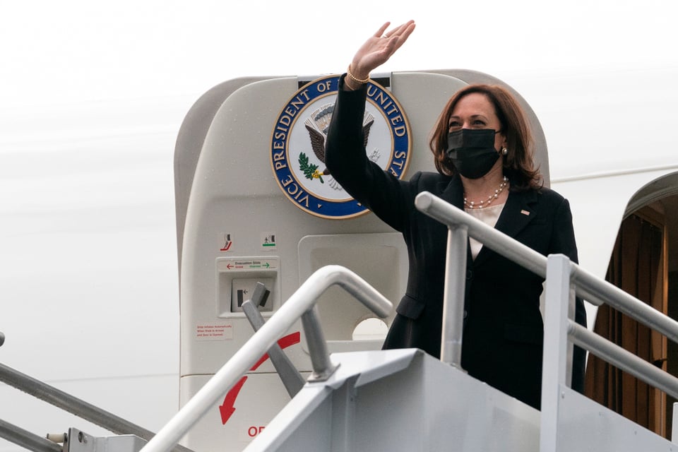 Kamala Harris promete ciudadanía a grupo de inmigrantes