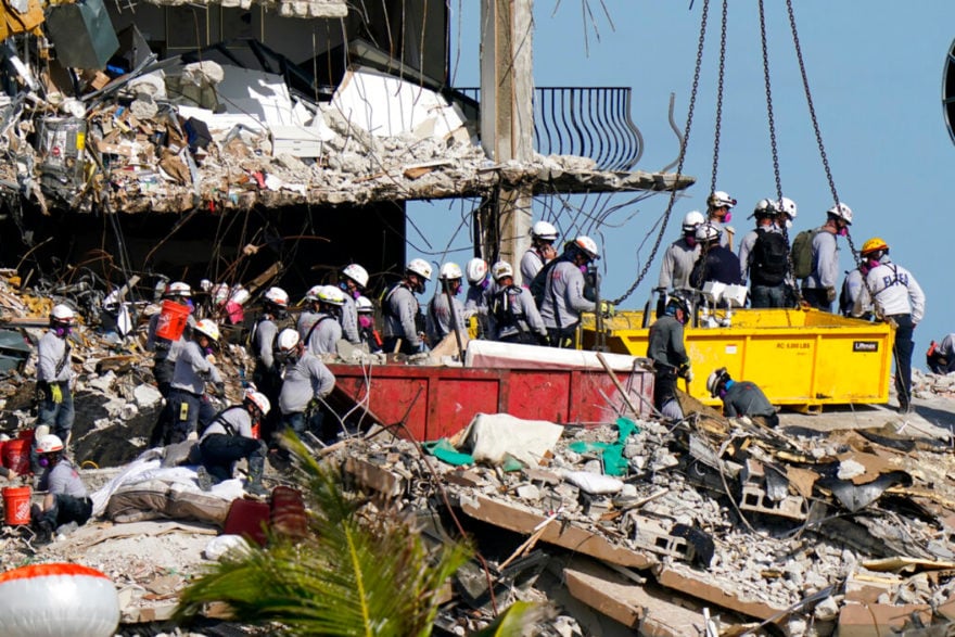 «Demasiado duro, no puedo hablar». Mamá de joven paraguaya desaparecida en derrumbe logra llegar a Miami