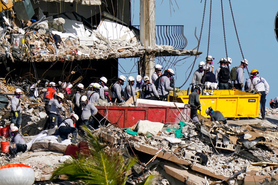 Se eleva la cifra de muertos en colapso de Miami mientras continúa la búsqueda