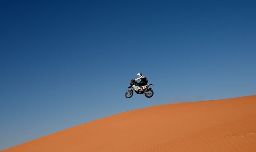 Muere motociclista Alex Harvill al intentar romper récord Guinness (VIDEO)