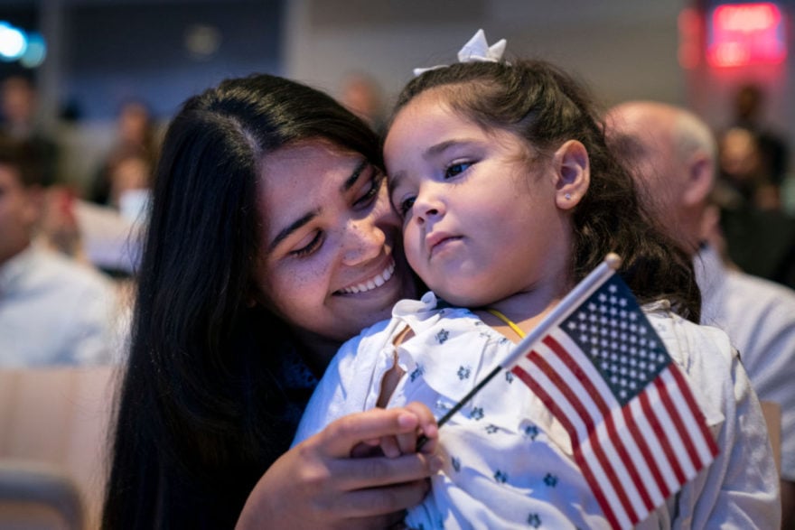 ¿Green card más fácil? USCIS flexibiliza sus requisitos para responder a solicitudes