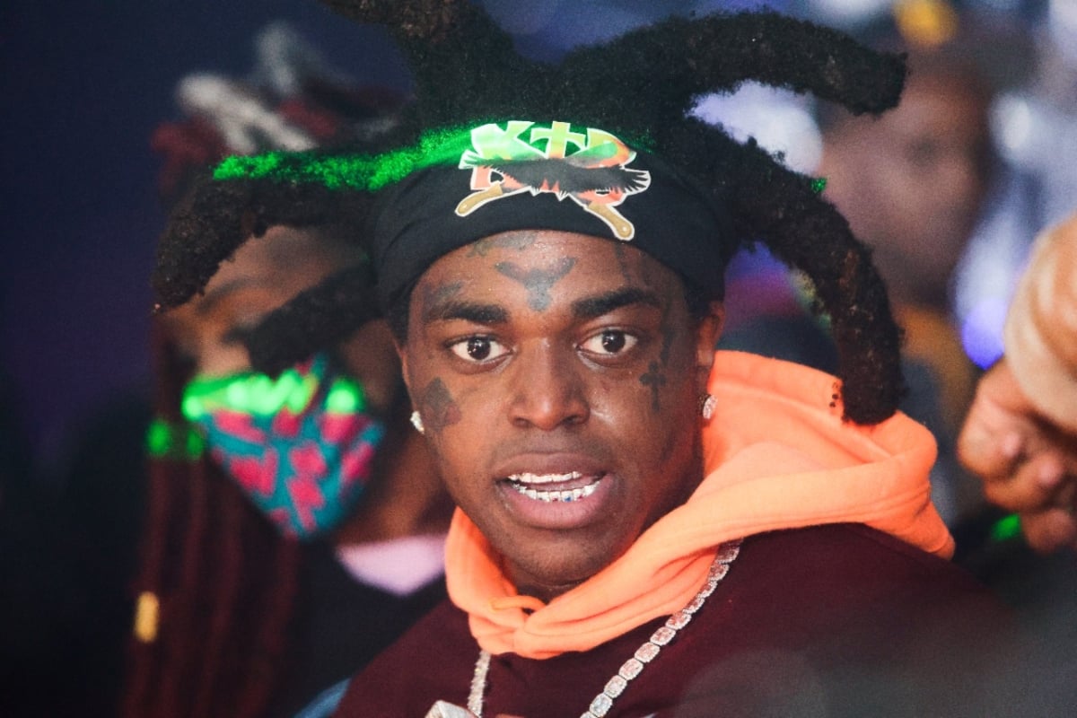 Rapero Kodak Black causa polémica al aventar 100 mil dólares al mar y al inodoro