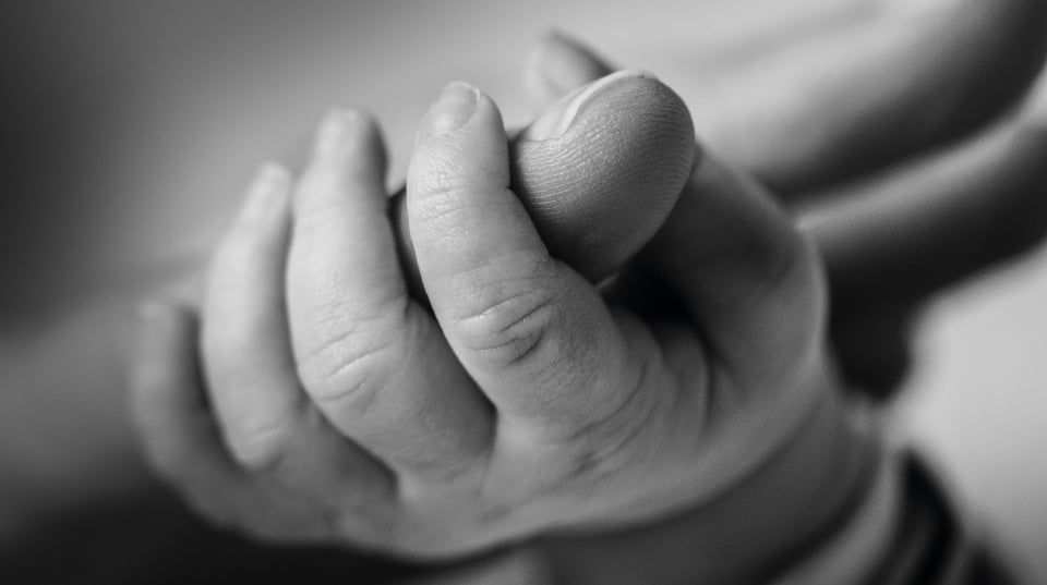 Papá hispano tira de un barranco a su bebé para no tener que pagar la manutención
