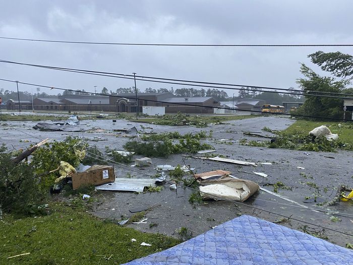Tornado arrasa con vecindario de ‘trailas’ tras el paso de Claudette por Alabama