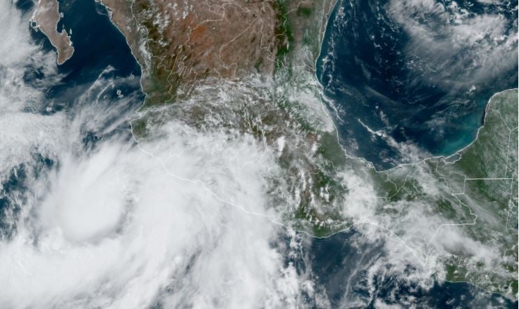 Huracán Enrique se intensifica y alcanza categoría 1 en costas mexicanas