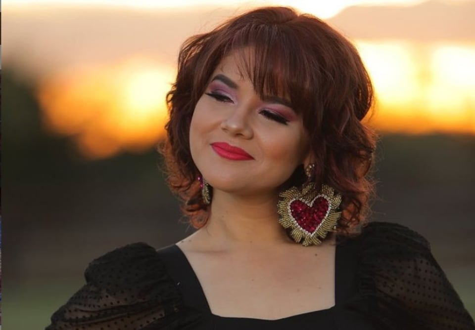 Esposa del Charro que insultó a hispanos, hace competencia con cambio de look a esposa de Larry Hernández (VIDEO) featured image