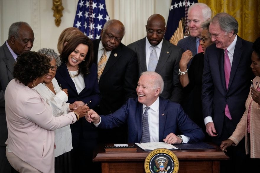 Biden firma nuevo feriado en EE.UU. y Juneteenth se vuelve oficial