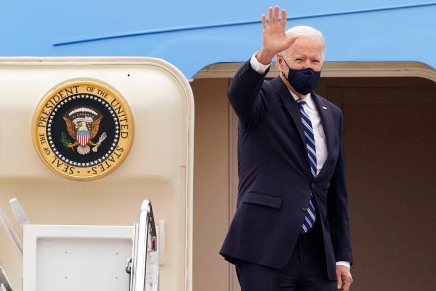 ¿Les hizo ‘mala cara’ como a Trump? Reina Isabel causa impacto con su reacción a Jill y Joe Biden (FOTO)