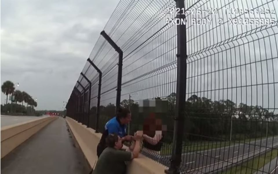 Rescataron a una adolescente justo cuando iba a saltar de un puente elevado (Video)