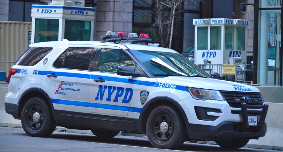 Sicario enmascarado tirotea a hombre al lado de dos hermanitos en plena calle en NYC
