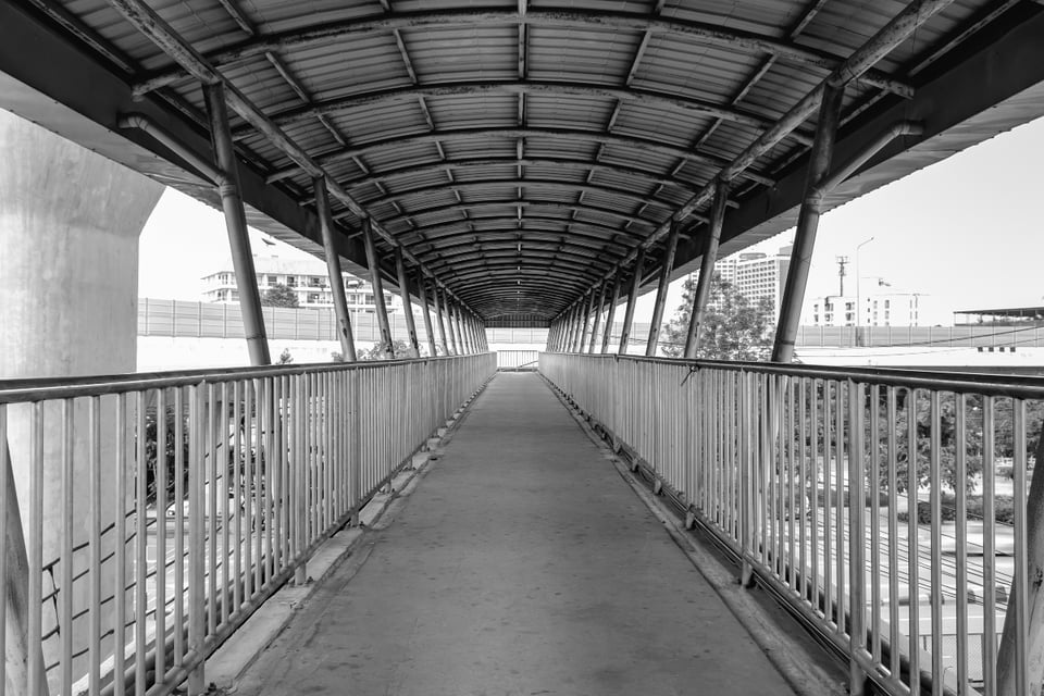 Puente peatonal colapsa sobre freeway y confirman varios heridos featured image