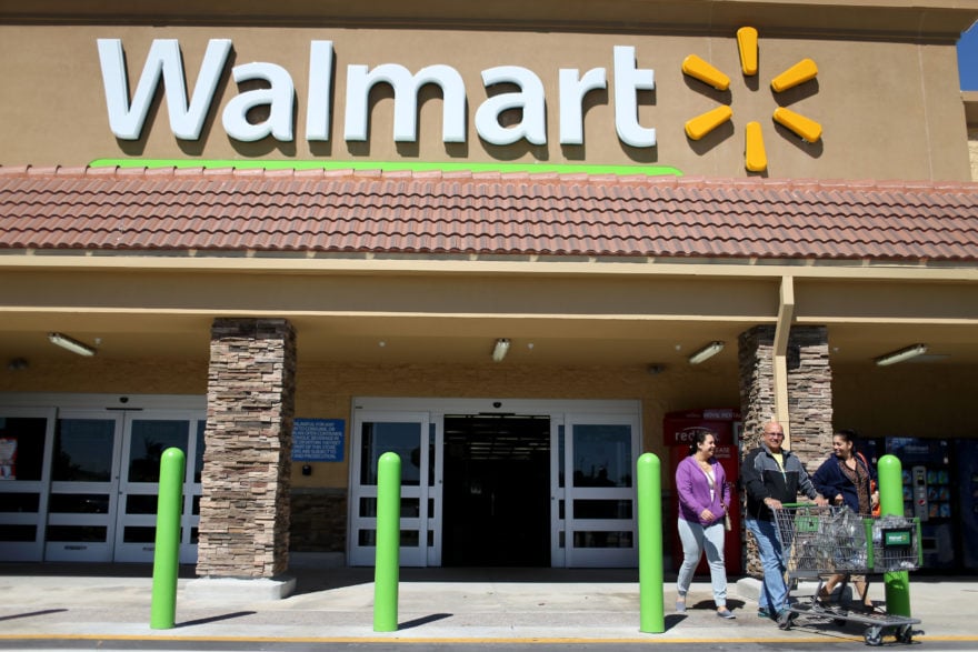 Pelea en Walmart de Colorado: cliente escupe a guardia de seguridad y este lo noquea