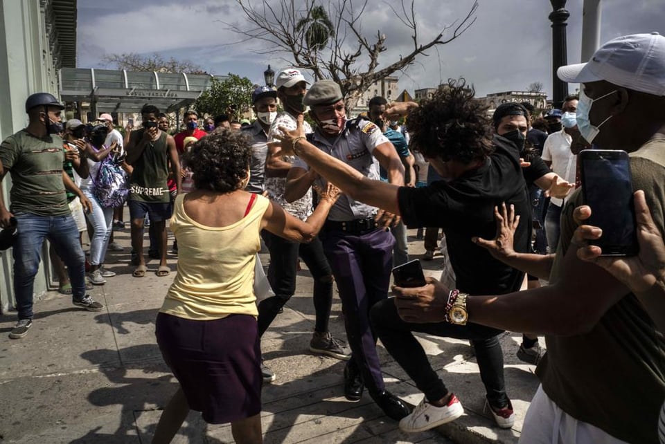 EEUU «muy preocupado» por la llamada del presidente de Cuba a «combatir» protestas; Biden afirma que protestas son «un llamado a la libertad»