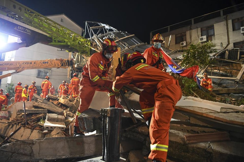 Al menos 8 muertos tras desplomarse hotel en el este de China