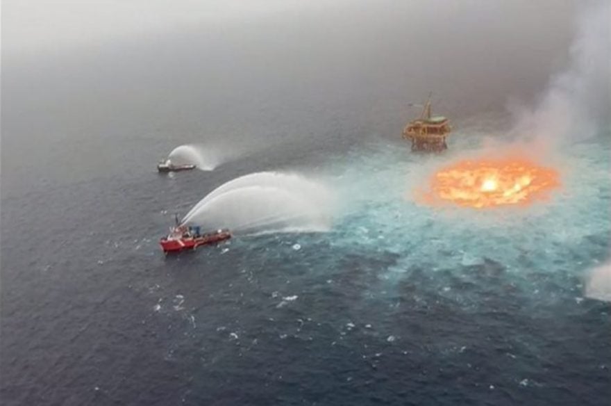 ¡Apocalipsis en el mar! Impactante incendio en línea submarina de Pemex en México provoca ‘infierno’ (VIDEO)