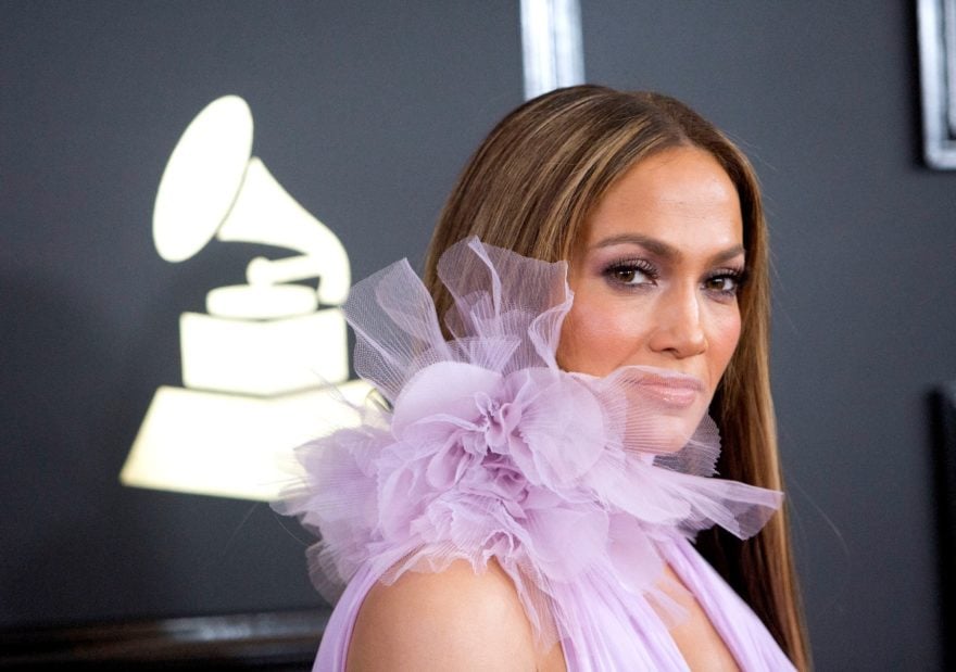 JLo aparece bajo el agua sin la parte de arriba del bikini (FOTOS)