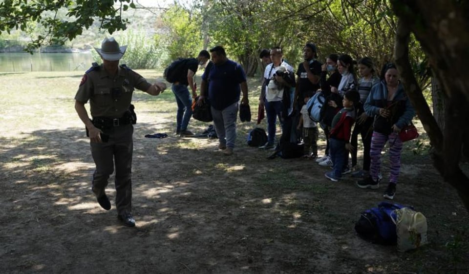 Departamento de Justicia pide a Texas retirar orden de inmigración