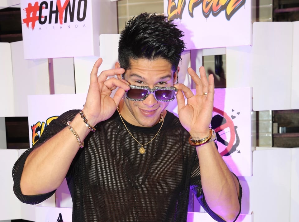 A horas de dar a conocer su estado de salud, Chyno se pone de pie y actúa en Premios Juventud featured image