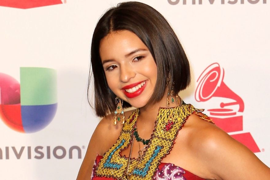 Ángela Aguilar aparece más «pura y decente» que nunca en vestido blanco 