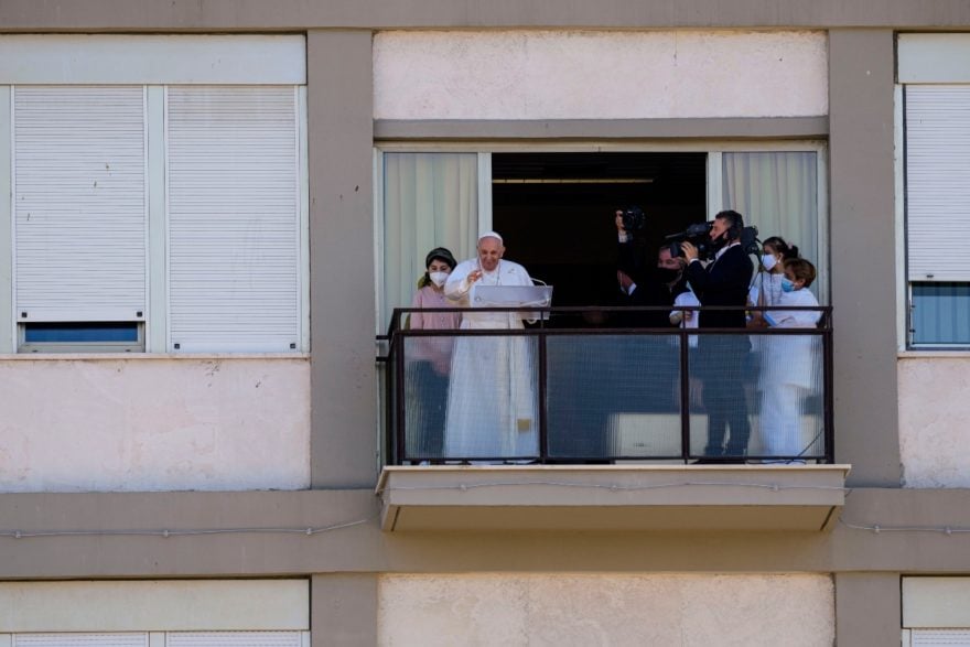 Papa Francisco hace primera aparición desde su cirugía