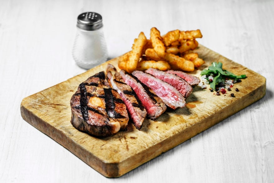 Filete a la parrilla, papas fritas, tabla de cortar, comida, receta