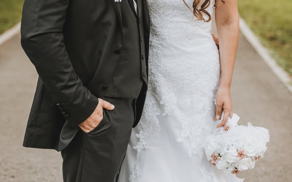 CURIOSO: Esposo se equivoca en boda y dice que será infiel (VIDEO)