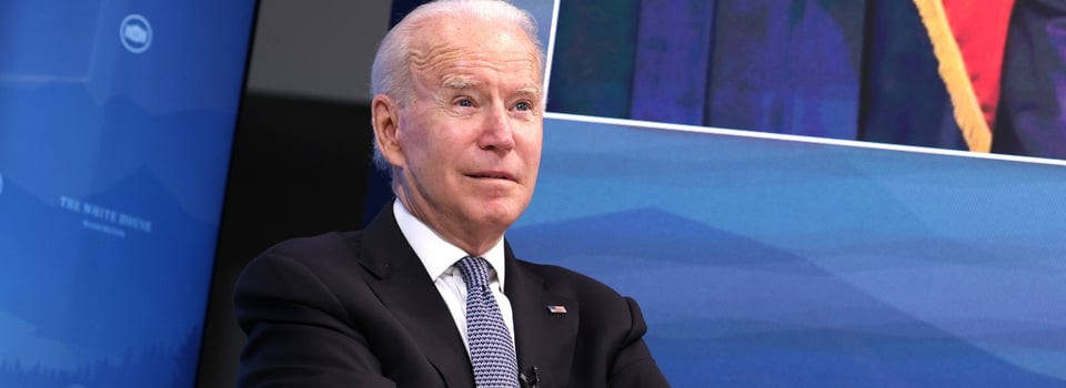 Señor hay algo en su barbilla», la nota del asistente al presidente Biden featured image