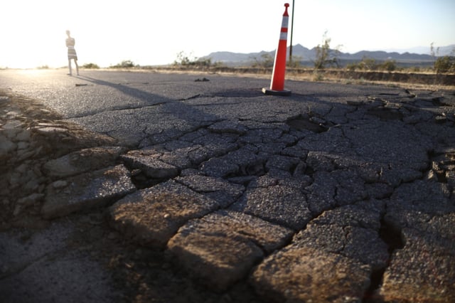 Miles de personas huyen de zonas costeras tras sismo en Alaska y pequeños tsunamis