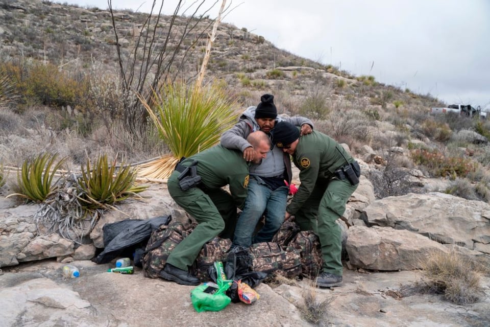 De película: agente fronterizo carga a migrante herido en sus hombros tras ser abandonado por ‘coyote’ (Foto)