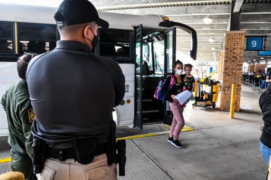Liberaron a migrantes en estación de autobuses en Texas para que viajen a su destino en EEUU (Video)