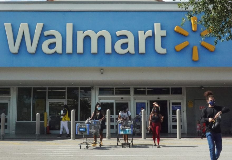 Mujer demandó a un Walmart por hasta $1 millón tras ser golpeada con una puerta