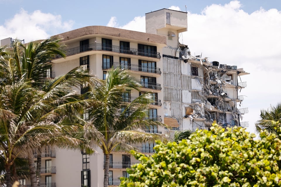 Realizan demolición de lo que quedaba del edificio derrumbado en Miami (VIDEO) featured image