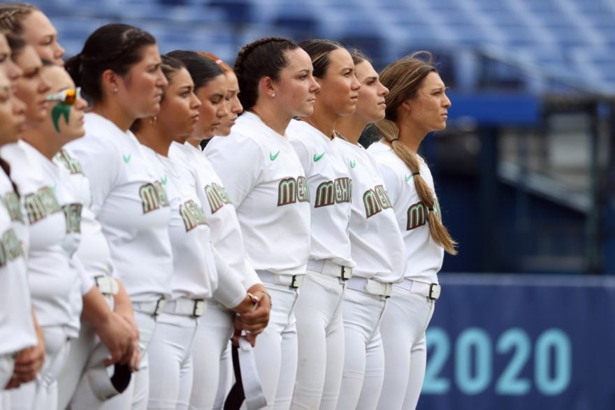 Además de tirar sus uniformes a la basura, jugadoras de softball de México tampoco cantaron el himno