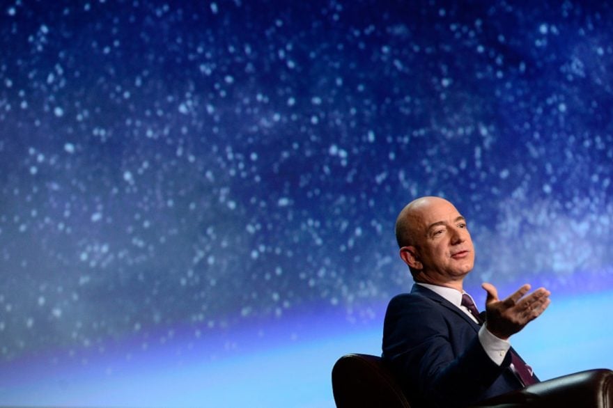 Jeff Bezos, fundador de Amazon, parte al espacio y regresa con éxito